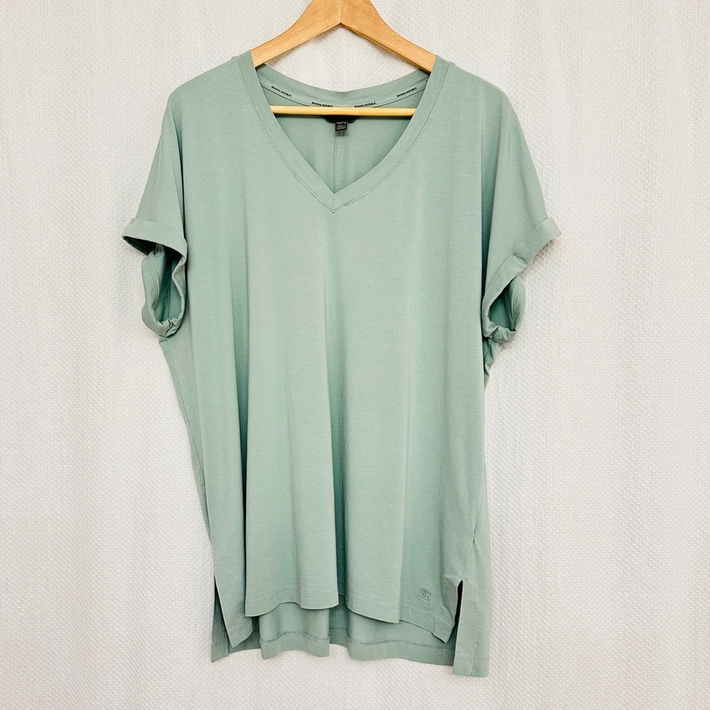 Banana Republic Light Green V-Neck Short Sleeve Top